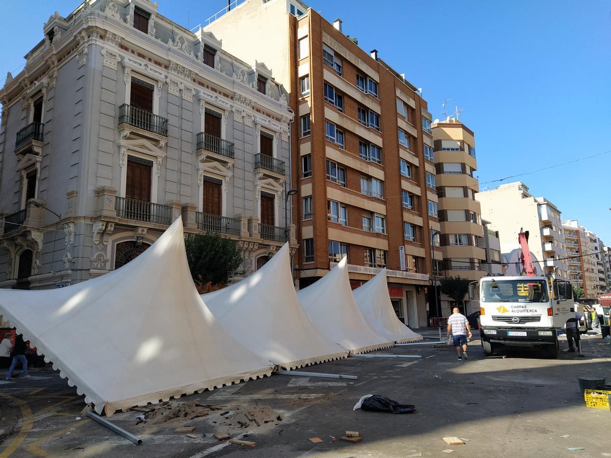 Últimos instantes en que la carpa del Club 53 seguía instalada en la calle en Burriana.