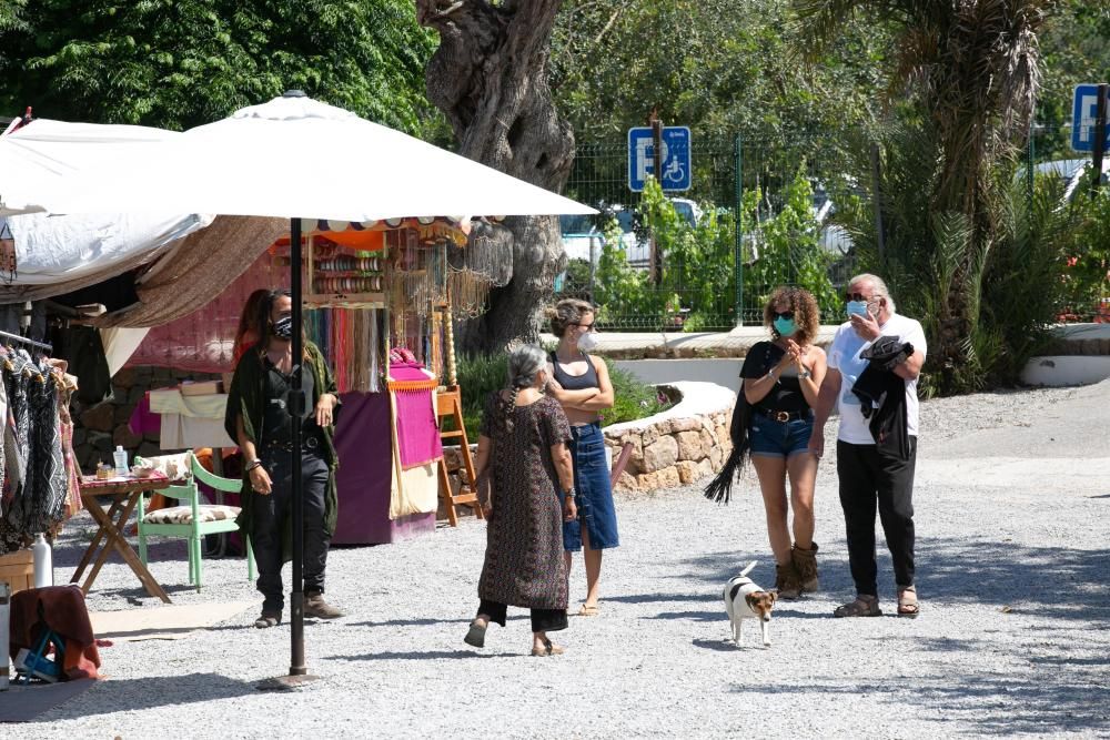 El popular mercadillo hippy de Sant Carles reabre sus puertas adaptado a todas las medidas sanitarias por el coronavirus