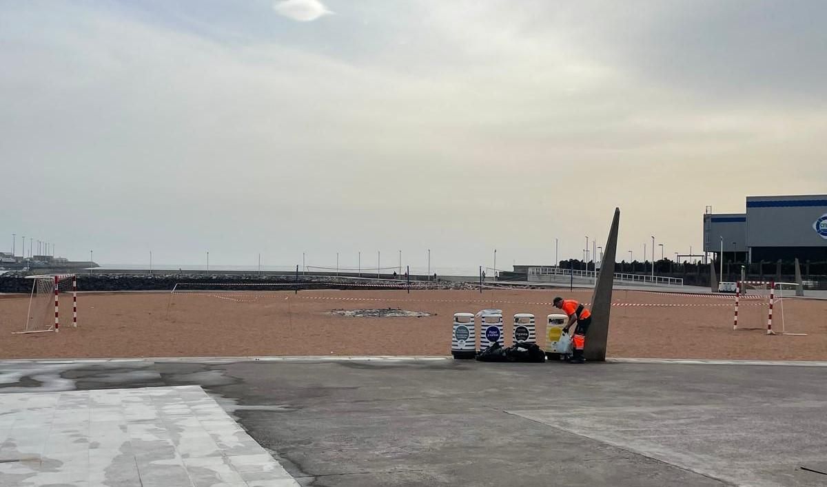 La resaca de la Noche de San Juan en Gijón: 7,4 toneladas de basura recogida (en imágenes)