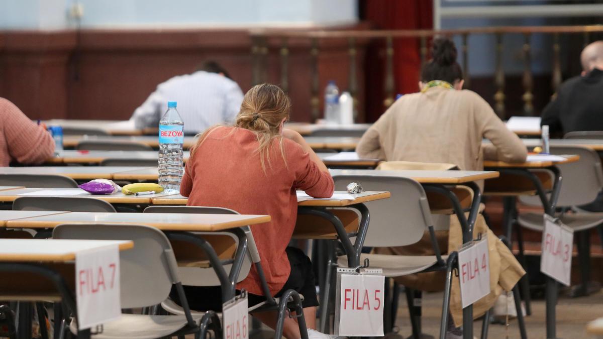 Aspirantes a un empleo público en un examen correspondiente a una convocatoria de oposiciones.