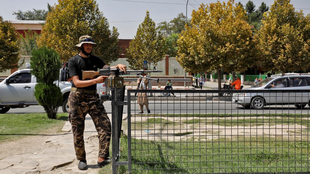 Un combatiente talibán monta guardia tras una explosión frente a la embajada rusa en Kabul.