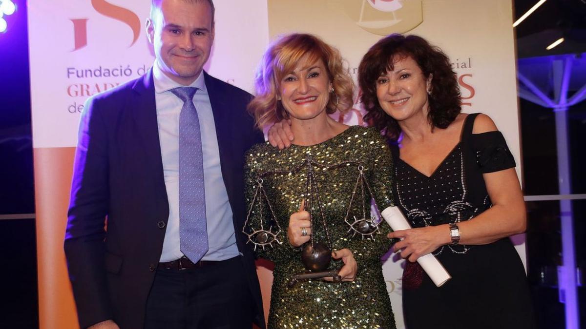 Apol·lònia Julià (centro), recibió el Premio Erga Omnes. | CGSB