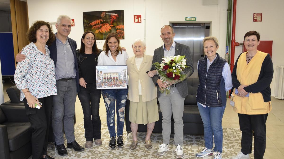 Remei Suñé, al mig, amb l'alcalde Aloy, la regidora Homs i familiars i personal de la residència Mont Blanc