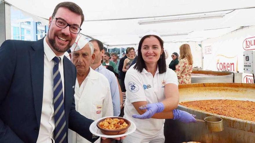 El gaitero Suso Vaamonde, pregonero de la fiesta, con un plato de callos. // A. Hernández