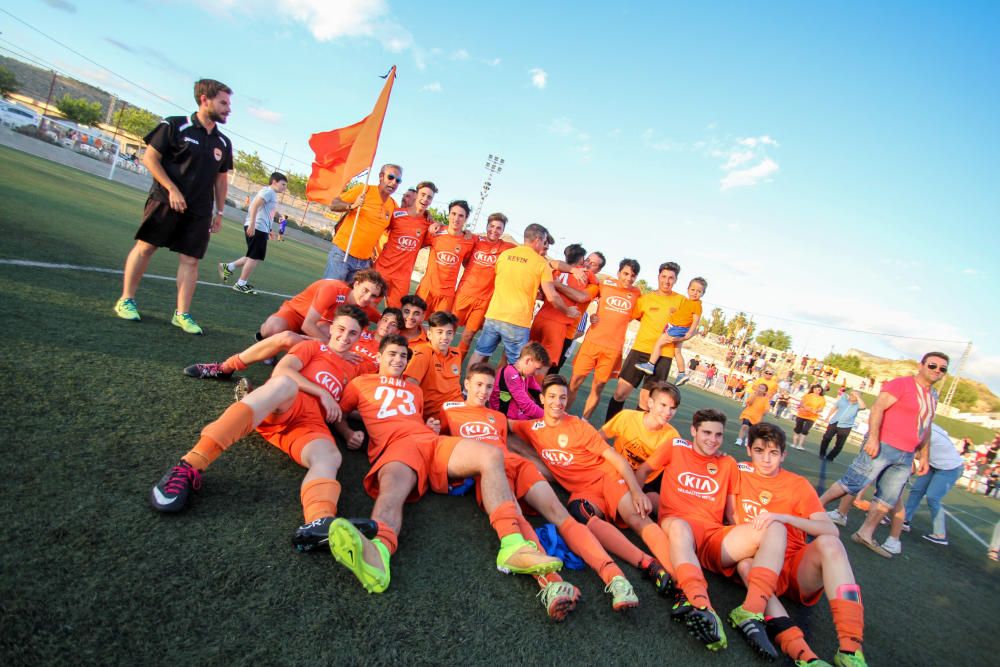 El equipo cadete del Idella CF ha llevado al fútbol eldense a la élite de la competición Autonómica por segunda vez en la historia