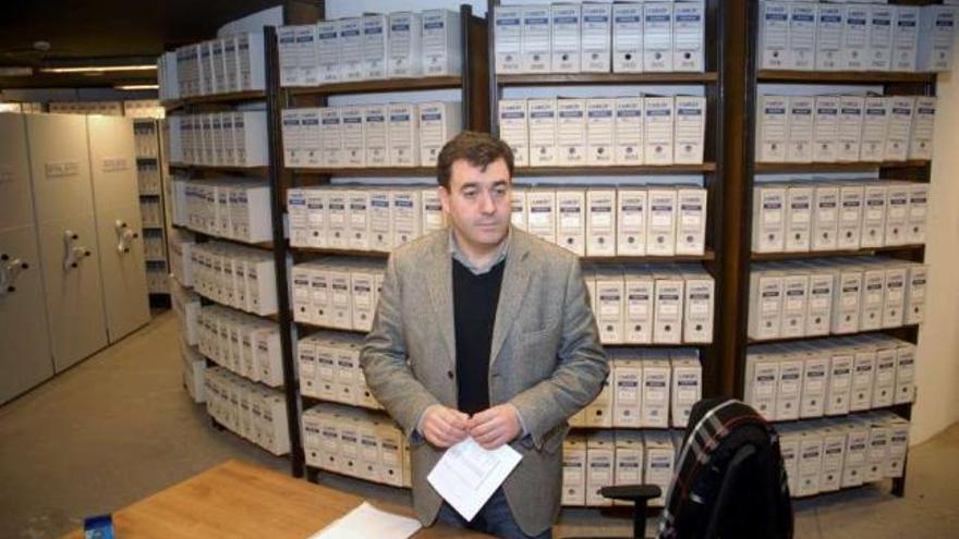 Román Rodríguez, en el archivo, situado en los bajos del consistorio.  // Bernabé/Javier Lalín