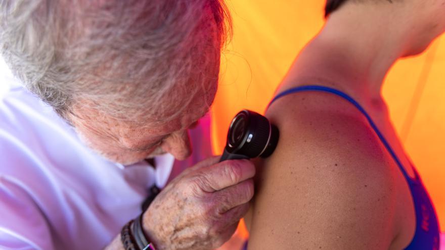 Grupo Español de Pacientes Con Cáncer (GEPAC) presenta la &quot;Los vigilantes de la piel&quot; para concienciar sobre el cáncer en la playa del Postiguet