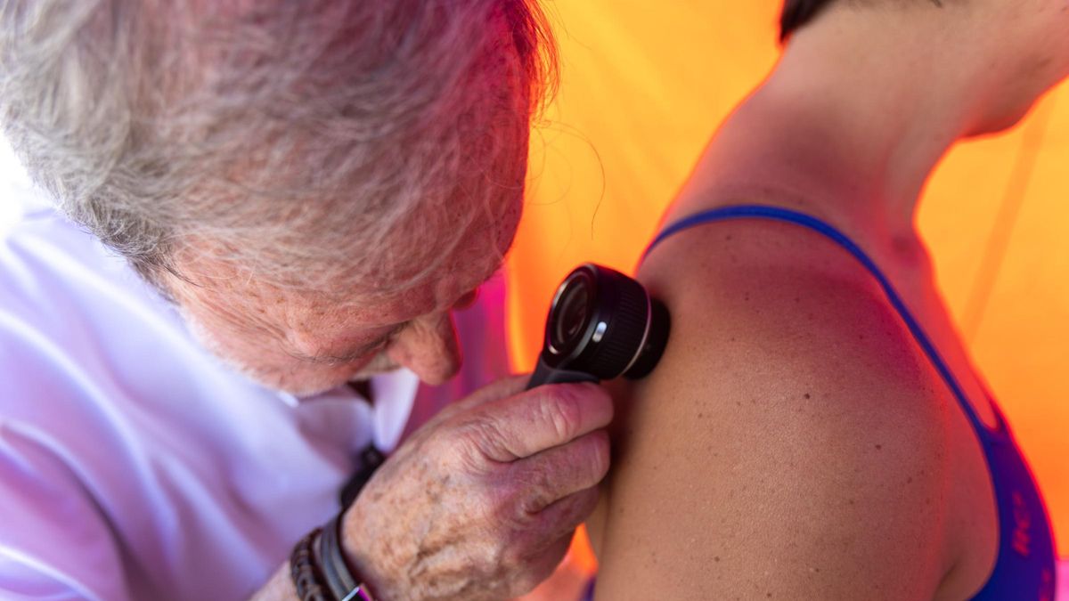 Grupo Español de Pacientes Con Cáncer (GEPAC) presenta la "Los vigilantes de la piel" para concienciar sobre el cáncer en la playa del Postiguet