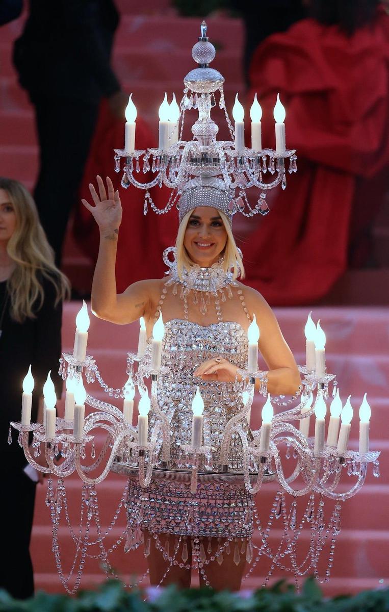 Katy saluda con su lámpara de araña encendida en la Gala Met