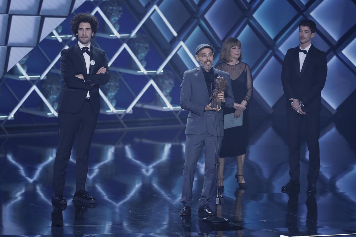 SEVILLA 11/02/2023.- El realizador argentino Pablo Polledri tras recibir el premio a mejor cortometraje de animación por su trabajo Loop durante la gala de la XXXVII edición de los Premios Goya que se celebra este sábado en el Palacio de Congresos y Exposiciones FIBES de Sevilla. EFE/Jose Manuel Vidal