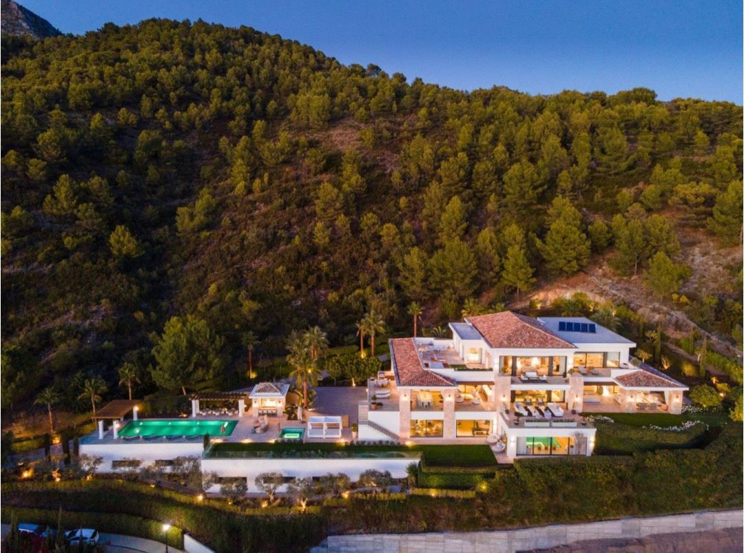 Vivienda valorada en 27,5 millones de euros y ubicada en una de la comunidades cerradas más prestigiosas de Marbella (Málaga): Cascada de Camoján, en las estribaciones de Sierra Blanca. Tiene 9 habitaciones y casi 2.500 m2.