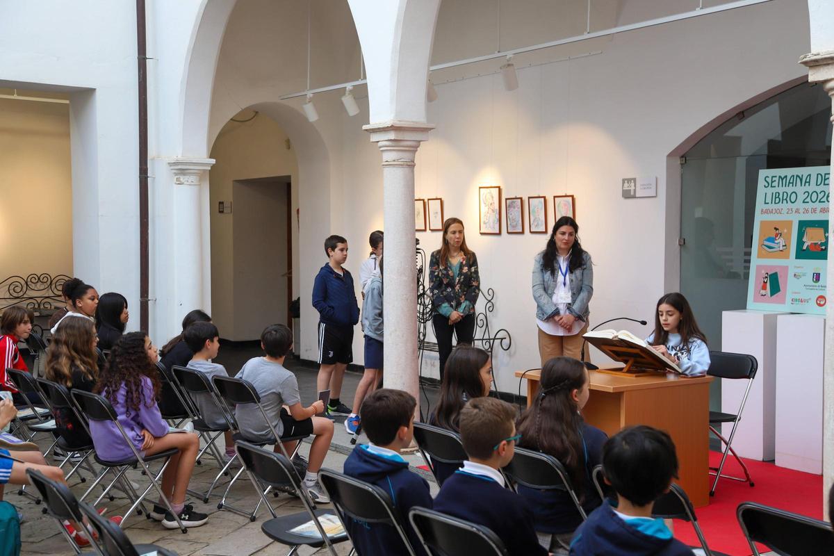 Alumnos durante la Maratón de Lectura del Quijote de la Mancha.