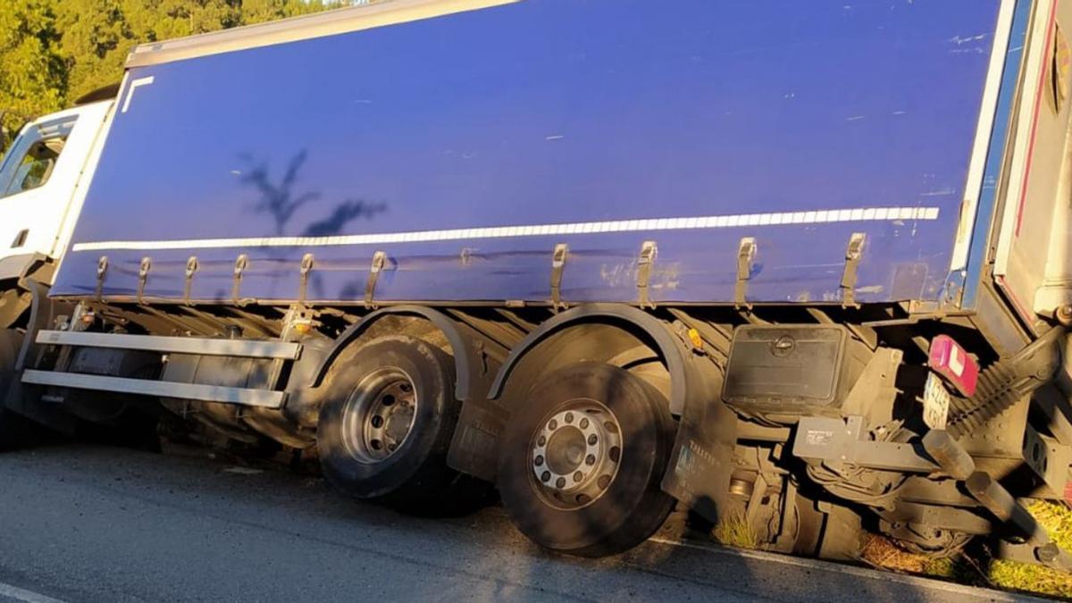 Un camión de sale de la calzada al paso por Souto de Vea