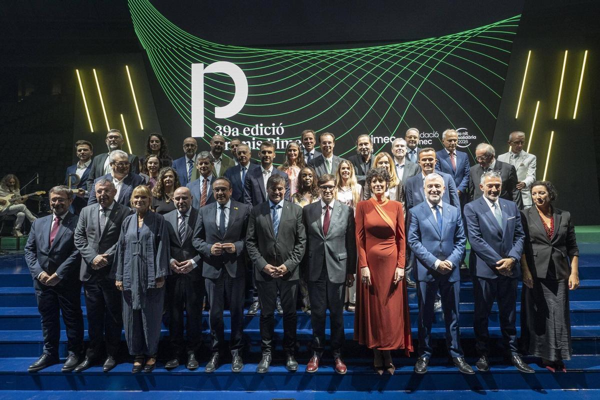 Foto de familia con autoridades y premiados y premiadas en la 39a edición de los Premios Pimec en el Palau Sant Jordi.
