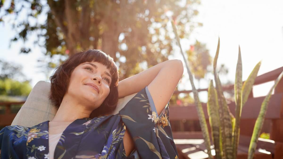 Mujer relajada en una hamaca