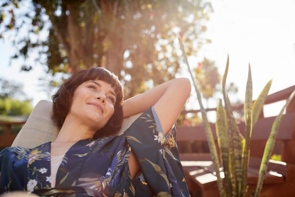 Mujer relajada en una hamaca