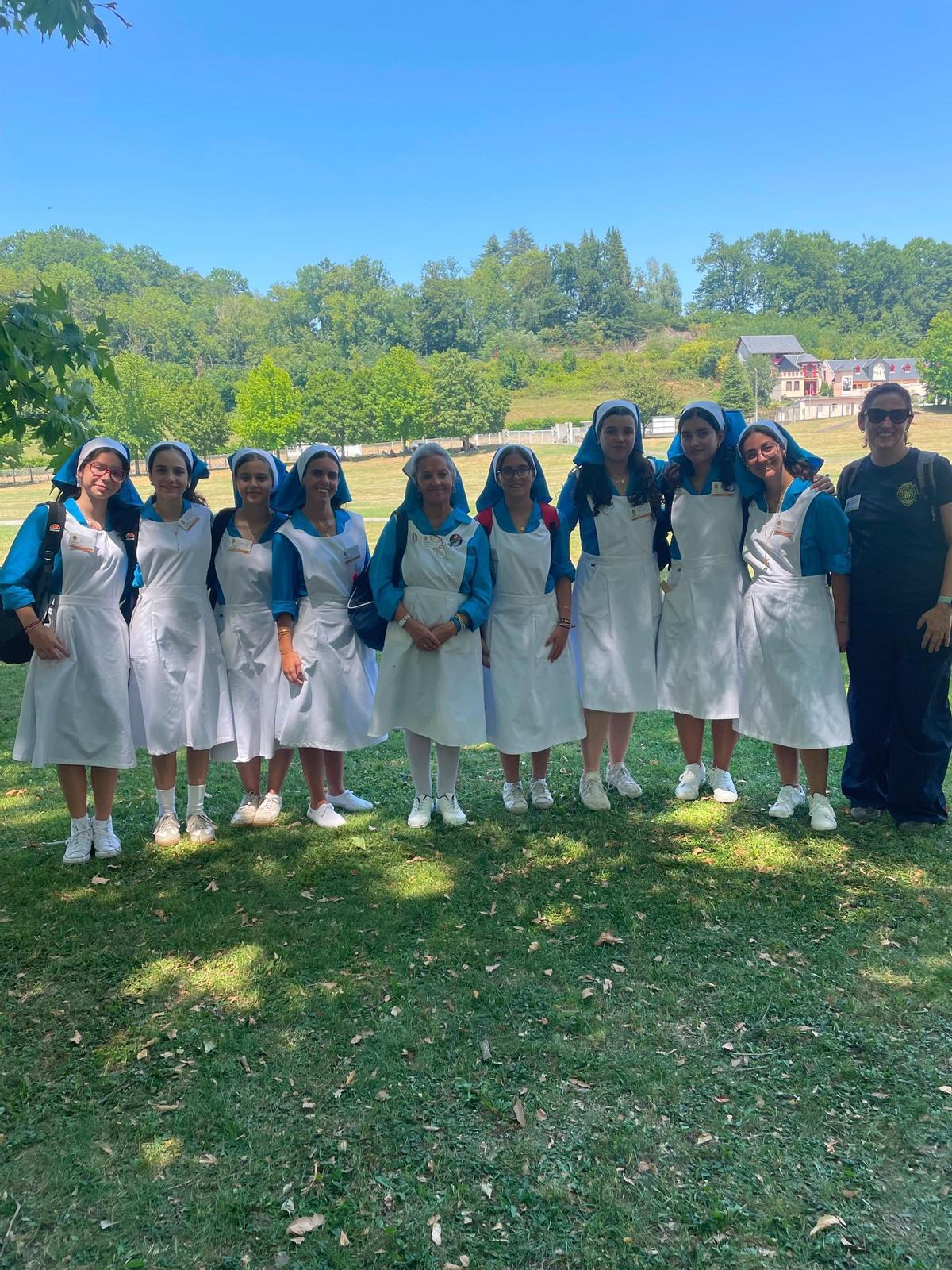 Los alumnos colaboraron en el acompañamiento, traslado, aseo y atención durante las comidas de personas enfermas y con dependencia.