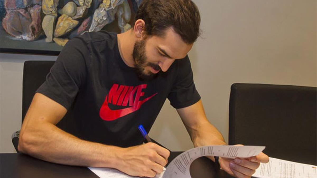 Pau Ribas firmó su nuevo contrato con el Barça