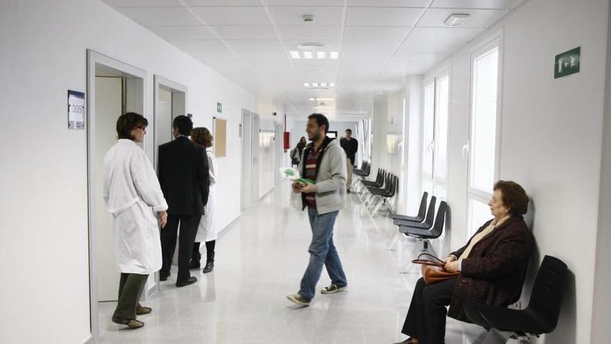 Pacientes en la sala de espera de un centro de salud.