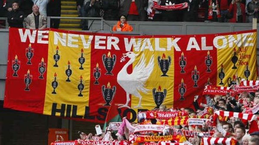 Las gradas de Anfield, estadio del Liverpool, esta tarde, durante la ceremonia de recuerdo de las víctimas de Hillsborough.