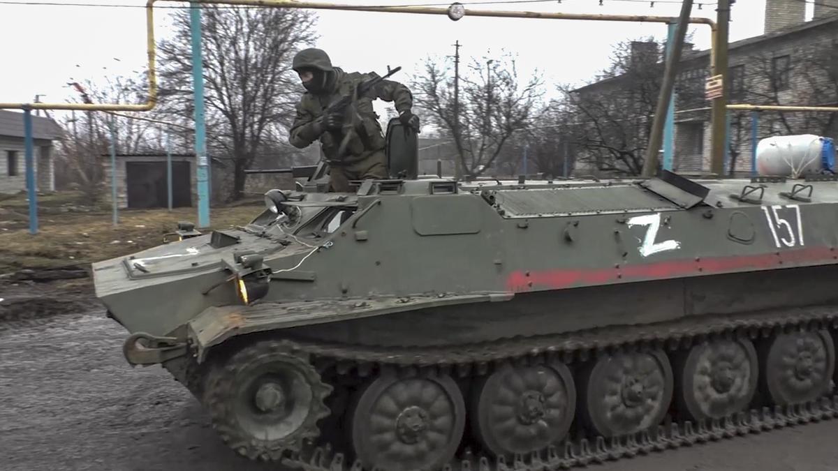 Un soldado ruso huye tras ser atacado su tanque cuando entraba a Mariupol.