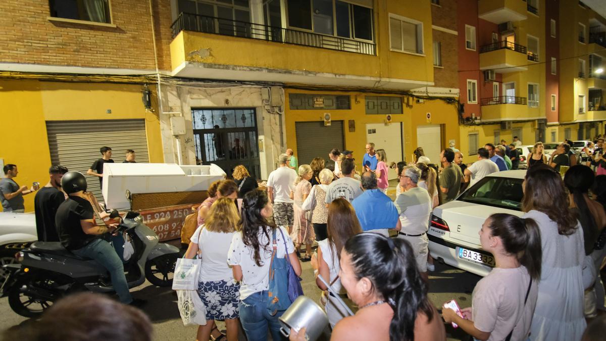 Cacerolada de protesta contra la &#039;okupación&#039; de una vivienda en la calle Altozano de Badajoz este miércoles.