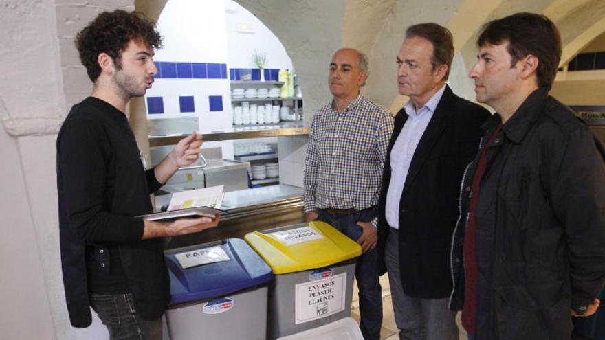 L&#039;educador ambiental, ahir, conversant amb els responsables polítics