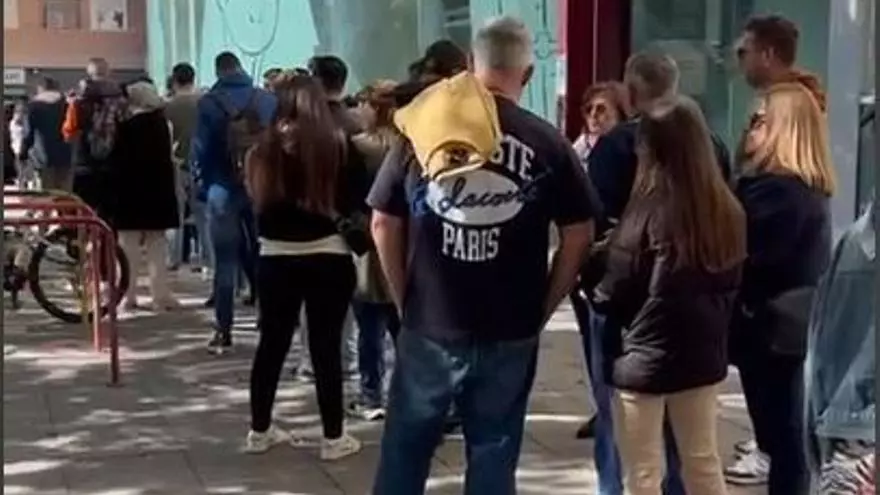 Colas en Torrent para coger el bus lanzadera para visitar las Fallas de València