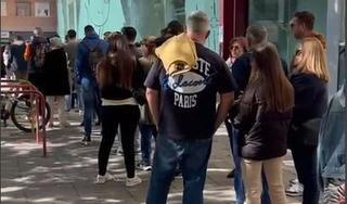 Colas de varias manzanas en Torrent para viajar en transporte público a las Fallas de València