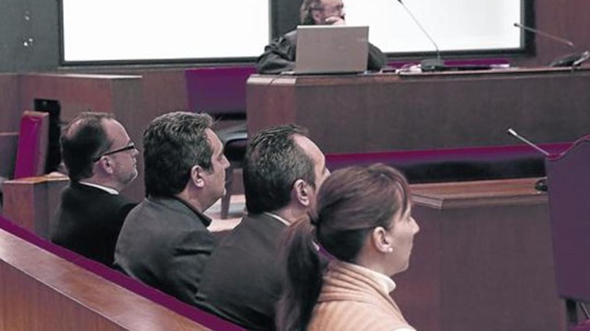 Daniel Fernández, Manuel Bustos, Francisco Bustos y María Elena Pérez, en el banquillo de los acusados, ayer en la sala del TSJC, en Barcelona.