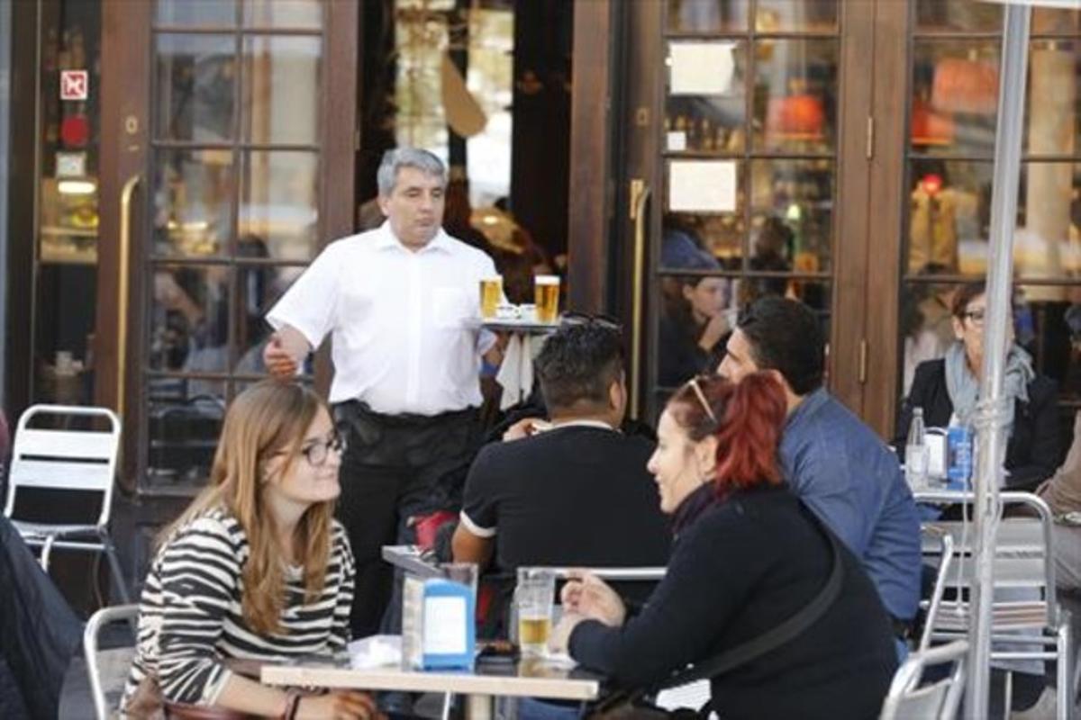 Actividad en la terraza de un bar de Barcelona. 