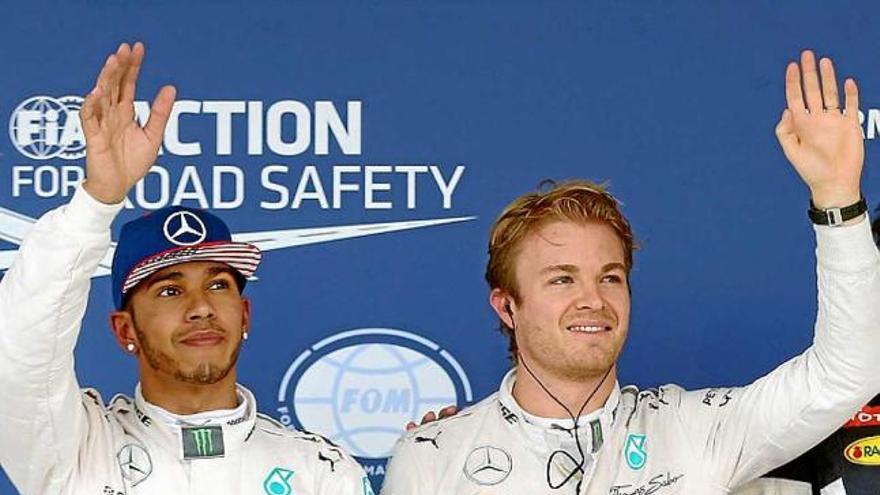 Lewis Hamilton celebra el títol davant el seu company Rosberg