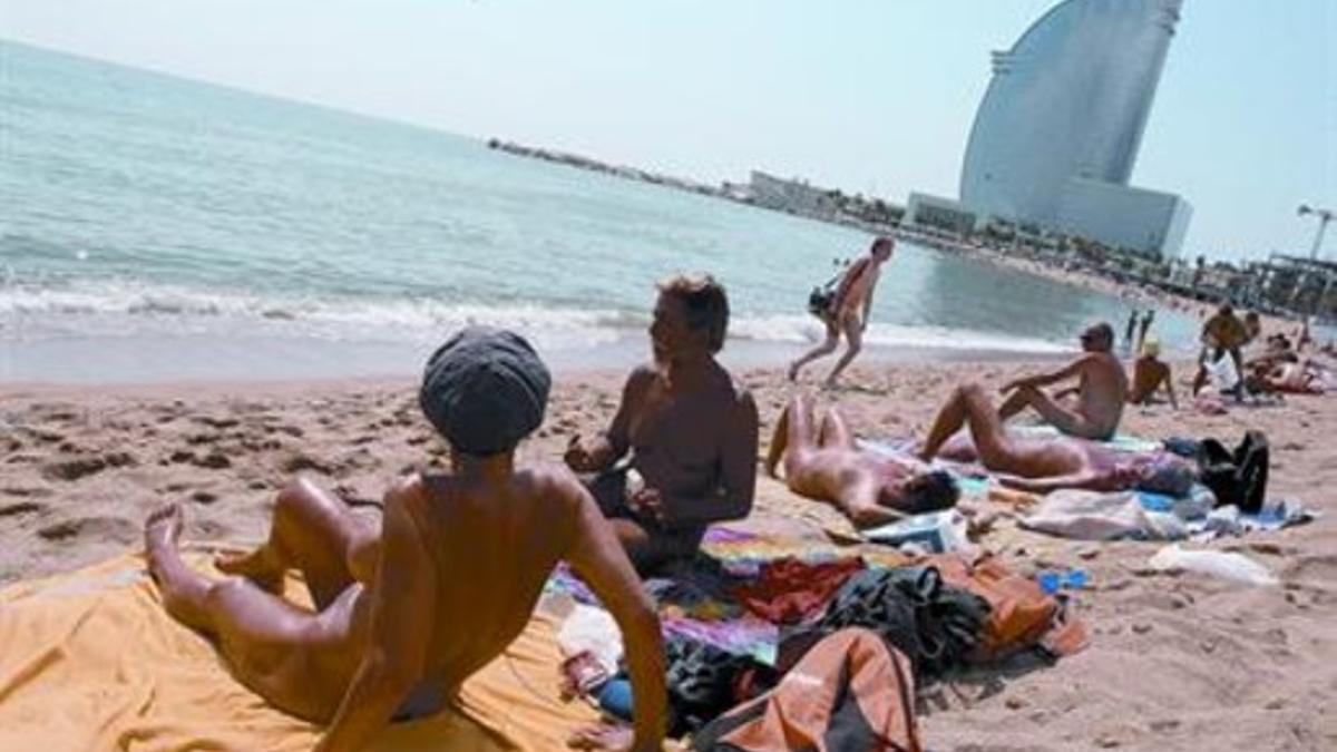 Nudistas en un tramo de la playa de Sant Sebastià tomando el sol, el pasado lunes.