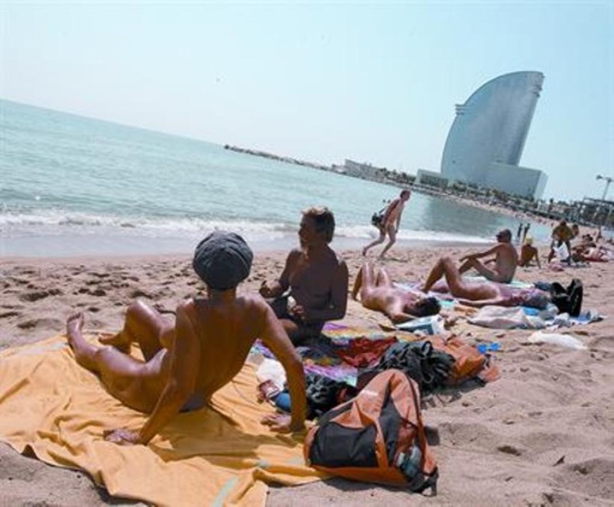 Pulso por el nudismo en la playa de Sant Sebastià - El Periódico