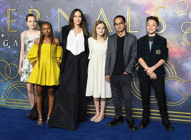 Angelina Jolie con sus hijos Maddox, VIvienne, Knox, Shiloh y Zahara en el estreno de 'Eternals' en Londres, 2021