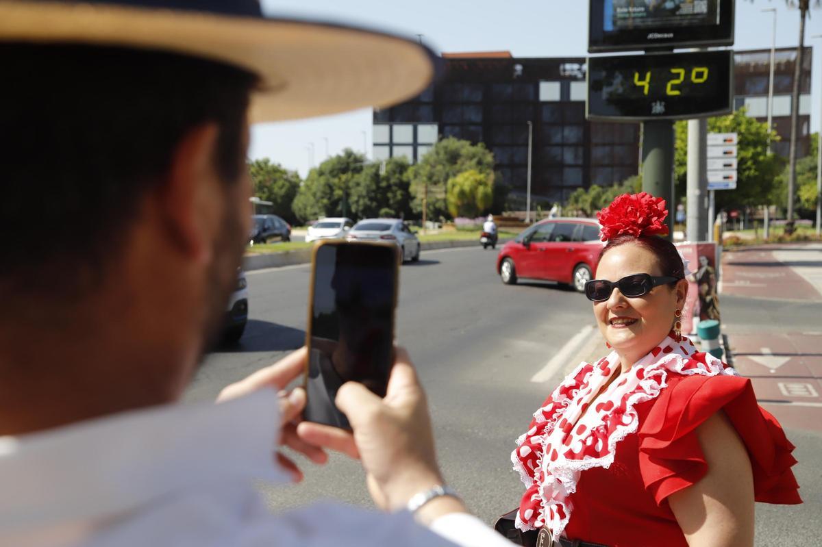 Una mujer vestida de gitana, durante un día de calor de la Feria de Córdoba del pasado año.