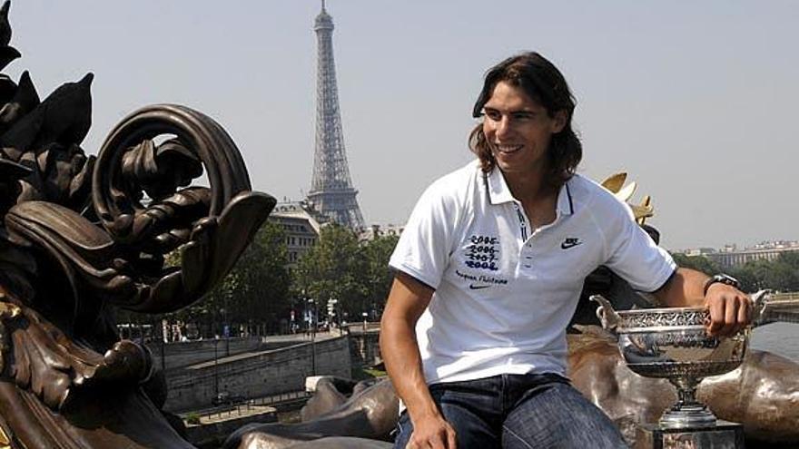 Nadal, ayer en París con el trofeo de campeón de Roland Garros.