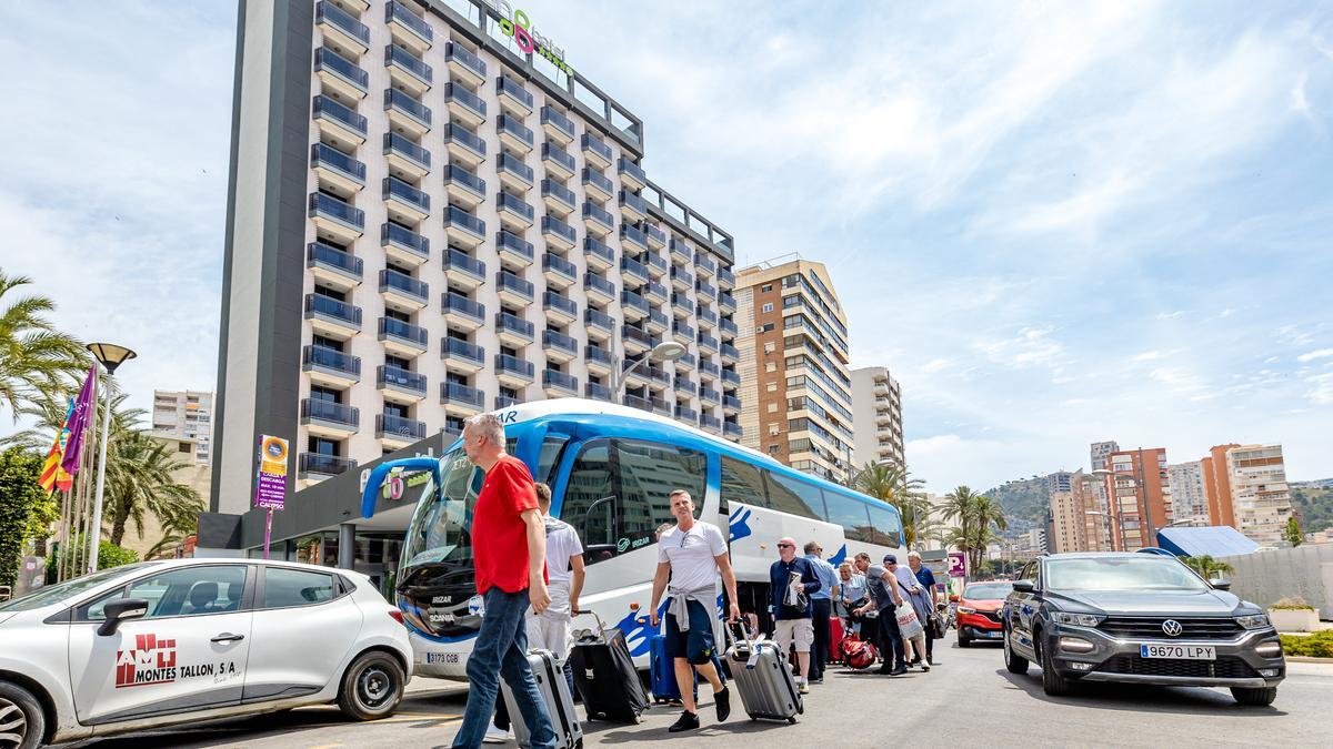 Turistas llegan con sus maletas a un hotel del Rincón de Loix de Benidorm.