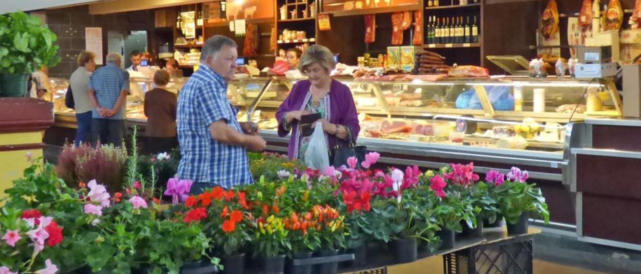 José Antonio Rodríguez, ayer, en su puesto de flores de la plaza.