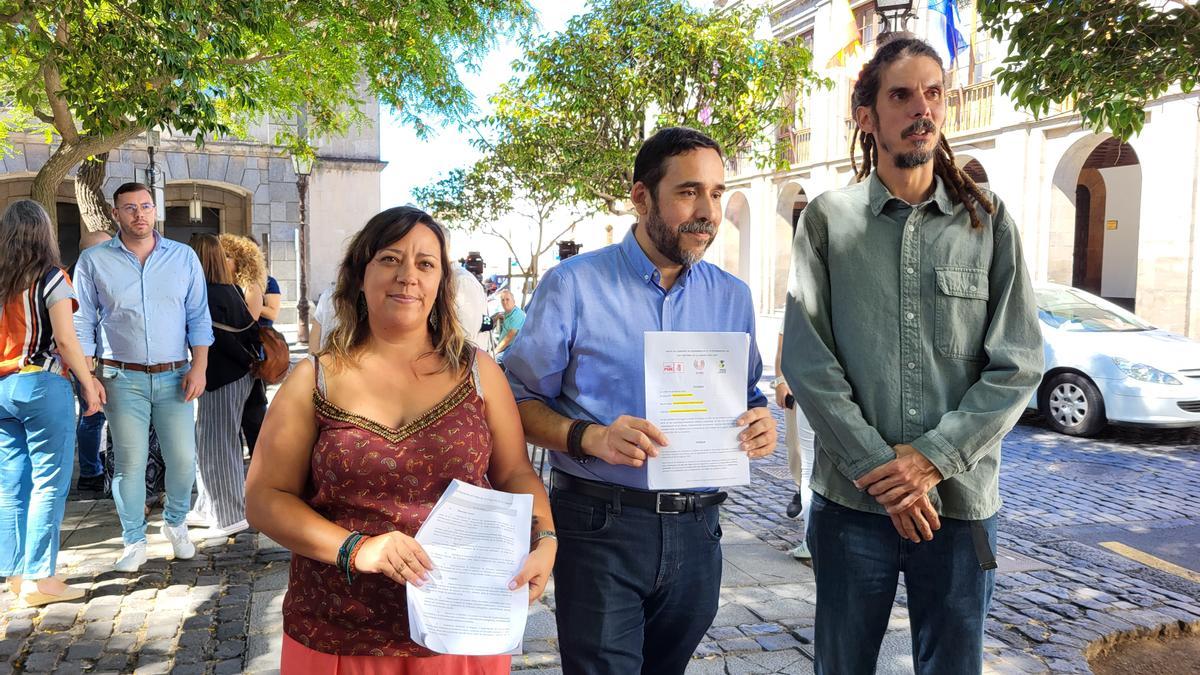 Idaira Afonso, Rubens Ascanio y Alberto Rodríguez posan tras la comparecencia.