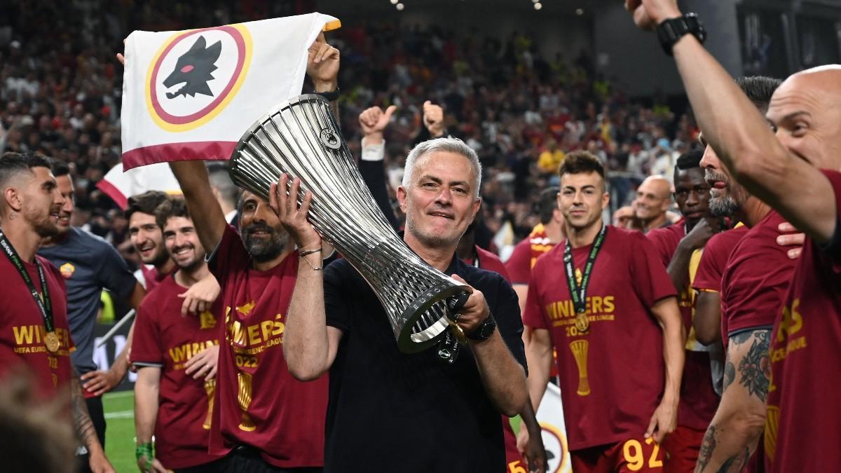 Mourinho, celebrando la Conference League con su equipo