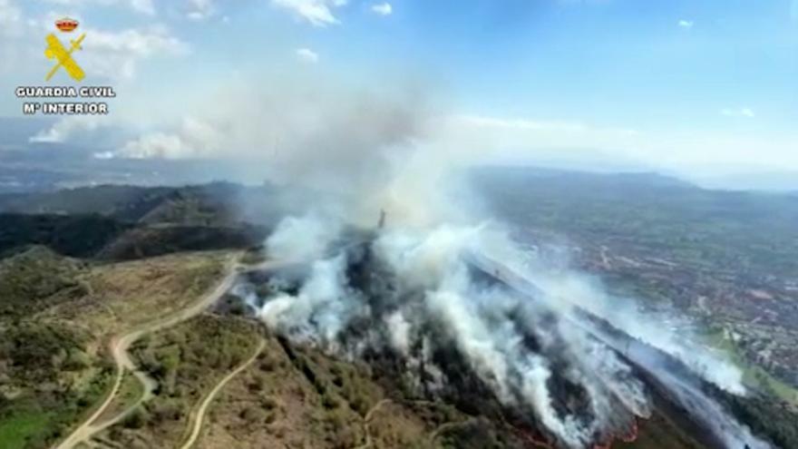 Así se ve desde el cielo el incendio de Oviedo y así luchan contra él