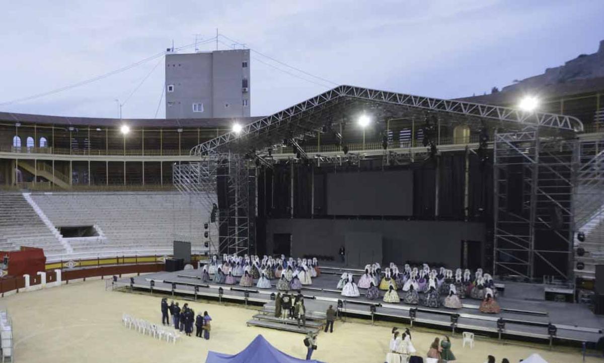 Las candidatas a Bellea del Foc ultiman su preparación en el último ensayo a puertas abiertas en la Plaza de Toros