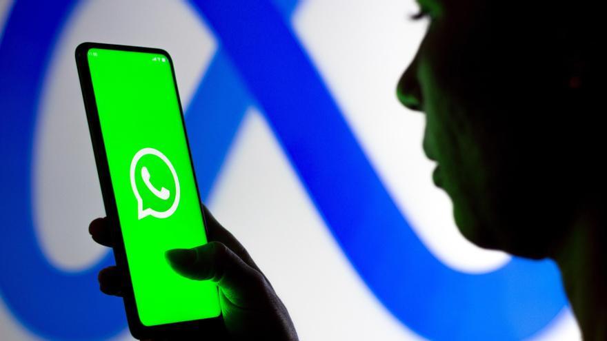 Una persona abre su aplicación de WhatsApp.