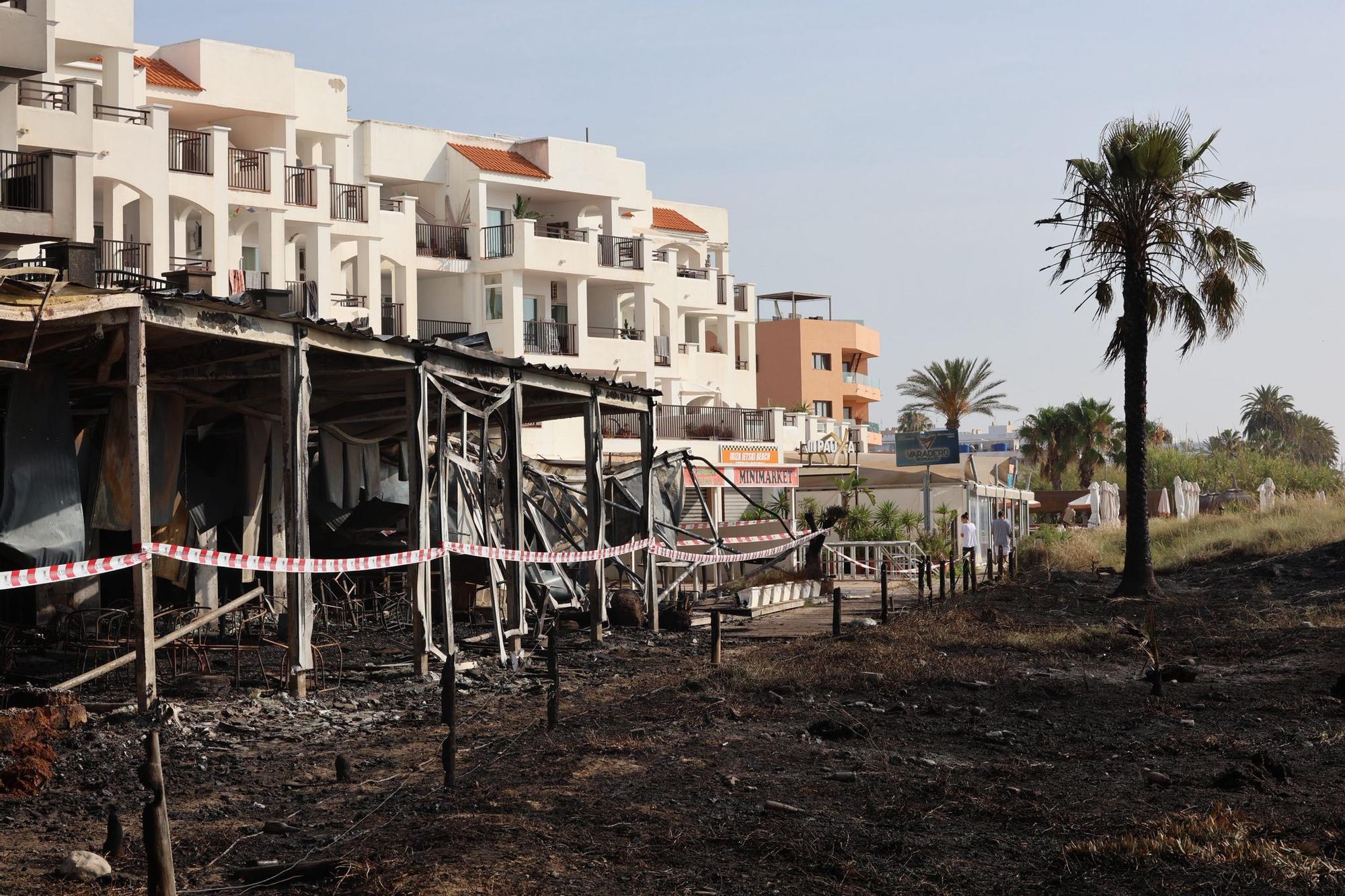 Todas las imágenes del devastador incendio en una zona de ocio de Ibiza
