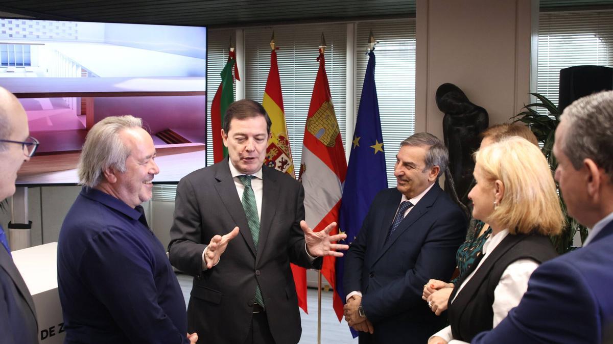 Francisco Guarido, Alfonso Fernández Mañueco, José Luis Sanz Merino y Leticia García, en animada charla.