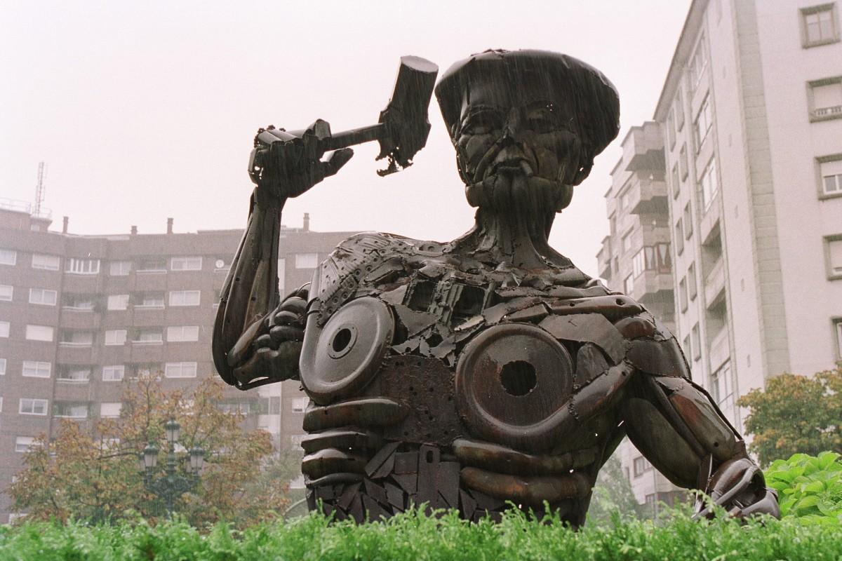 Escultura del herrero en la Plaza Eugenio Fadrique.