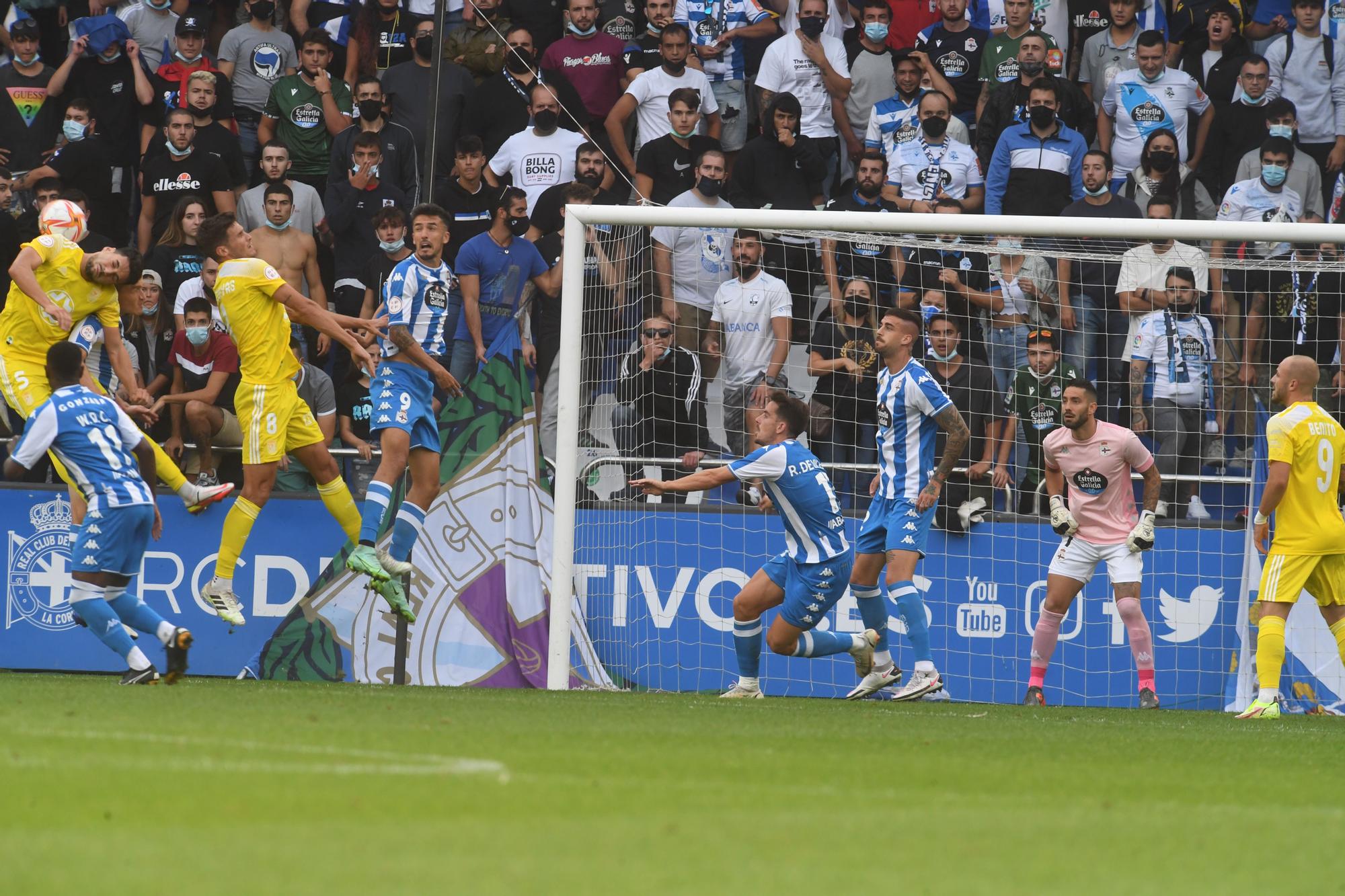 El Deportivo le gana al Badajoz y sigue de líder