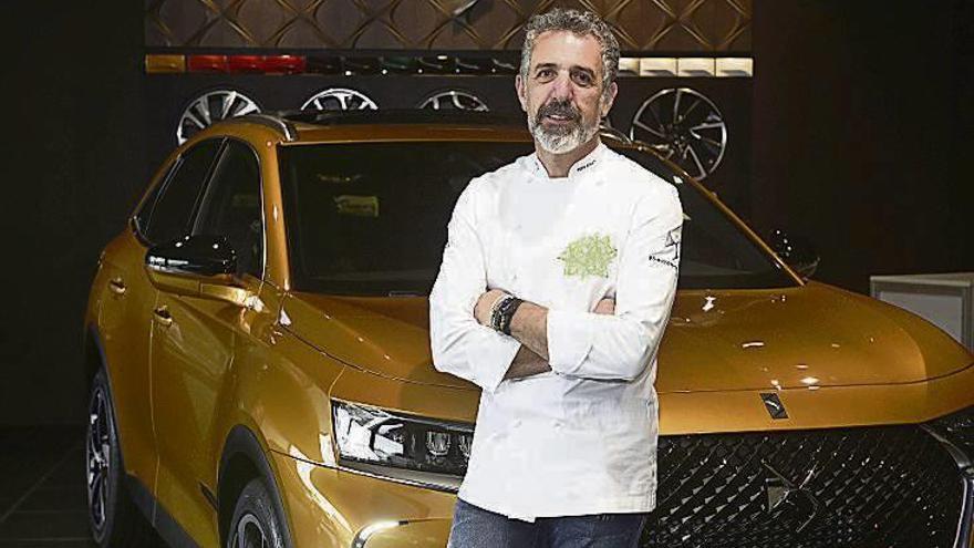 Pepe Solla, frente al modelo DS7 Crossback. // FdV