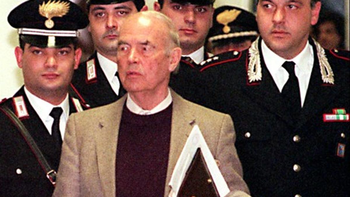 El oficial nazi Erich Priebke, en 1995 rodeado de policías italianos.